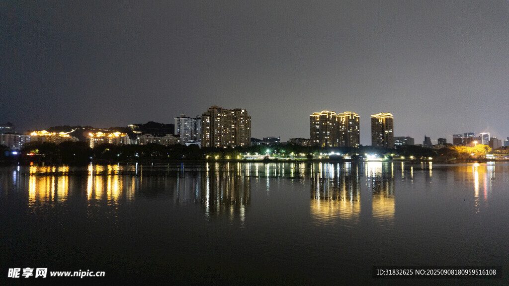 城市夜景湖面倒影