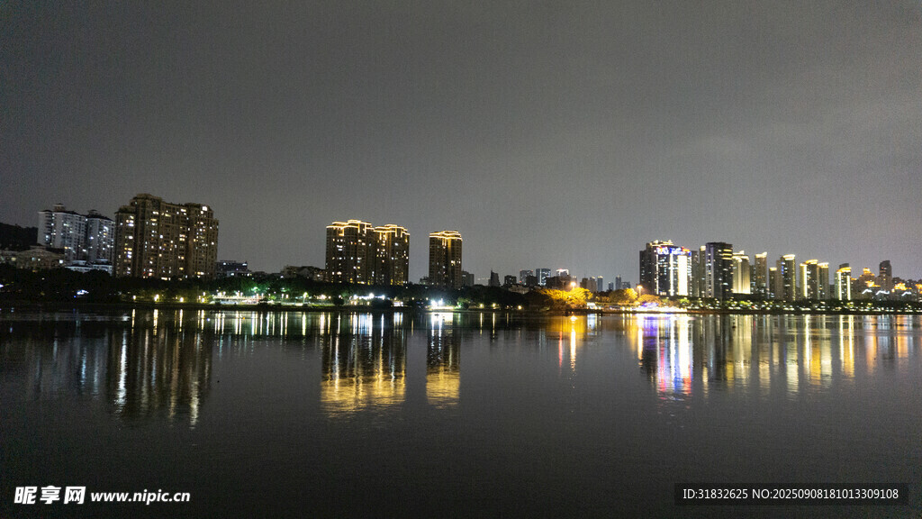 城市夜景湖面倒影
