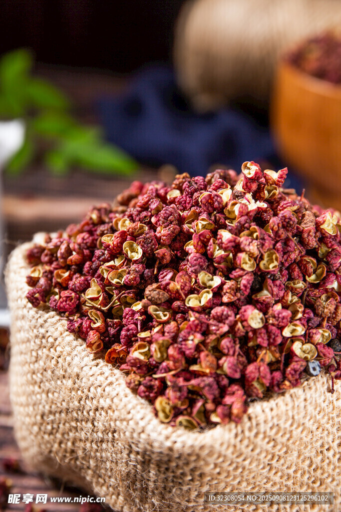 麻袋中的紅花椒顆粒飽滿