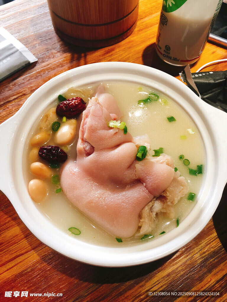 滋補(bǔ)豬蹄湯 