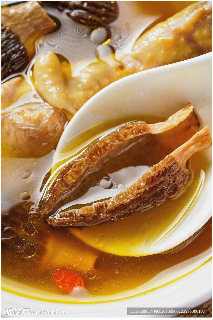 美味魚(yú)湯盛于白勺中