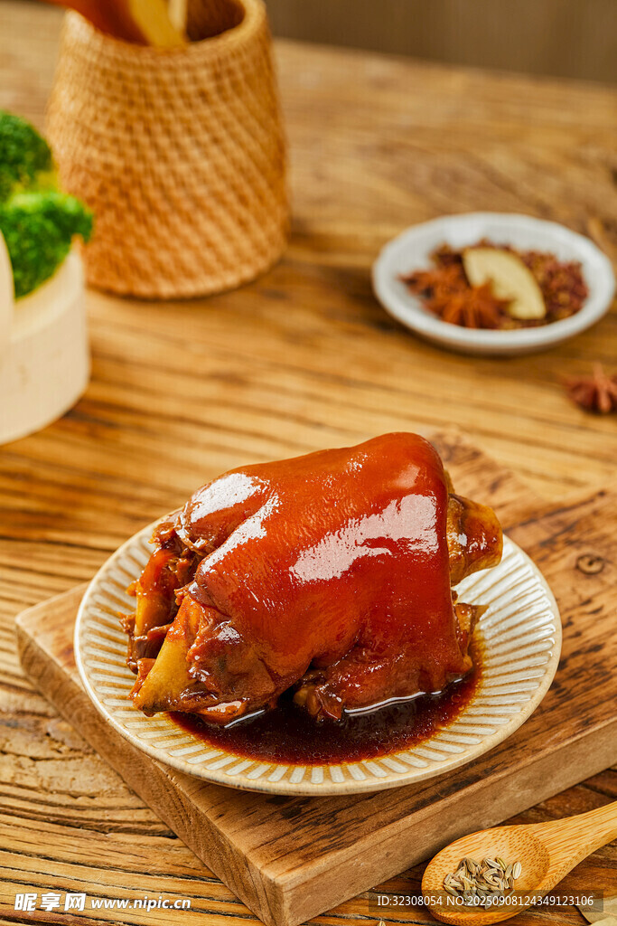 美味紅燒豬蹄擺于木桌