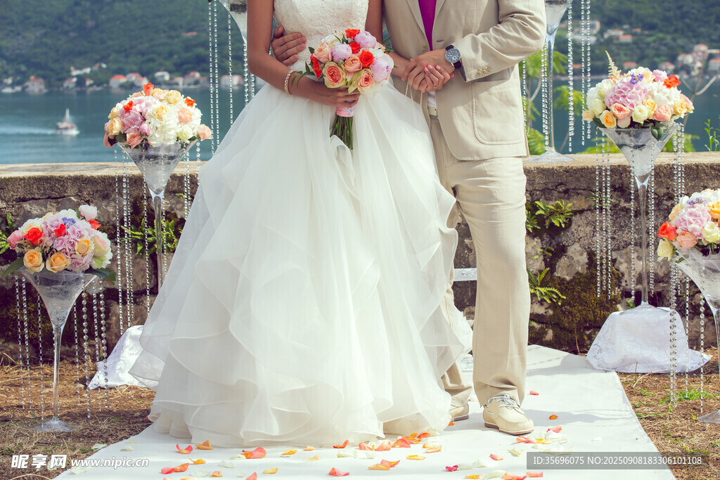海邊浪漫婚禮新人甜蜜一刻
