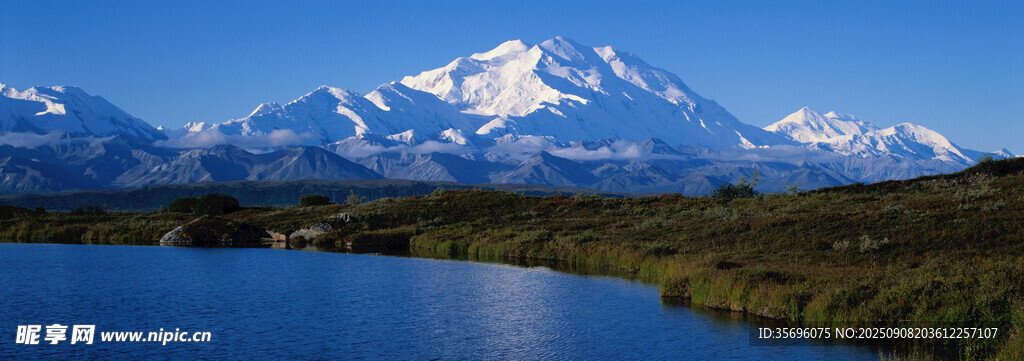 雪山湖畔美景