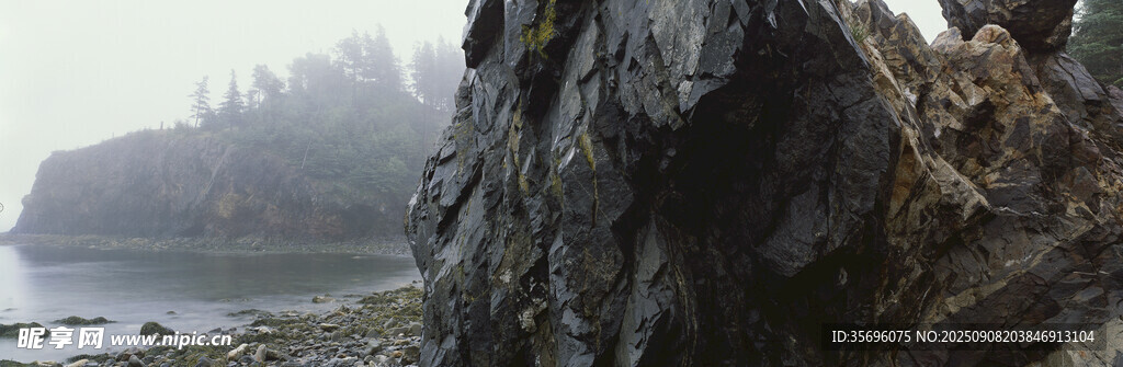 岸邊嶙峋巖石與朦朧遠(yuǎn)景