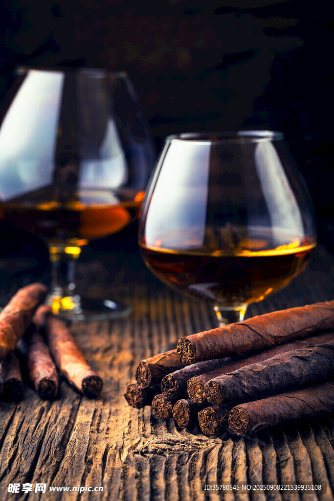 木質(zhì)桌上的美酒與肉桂棒