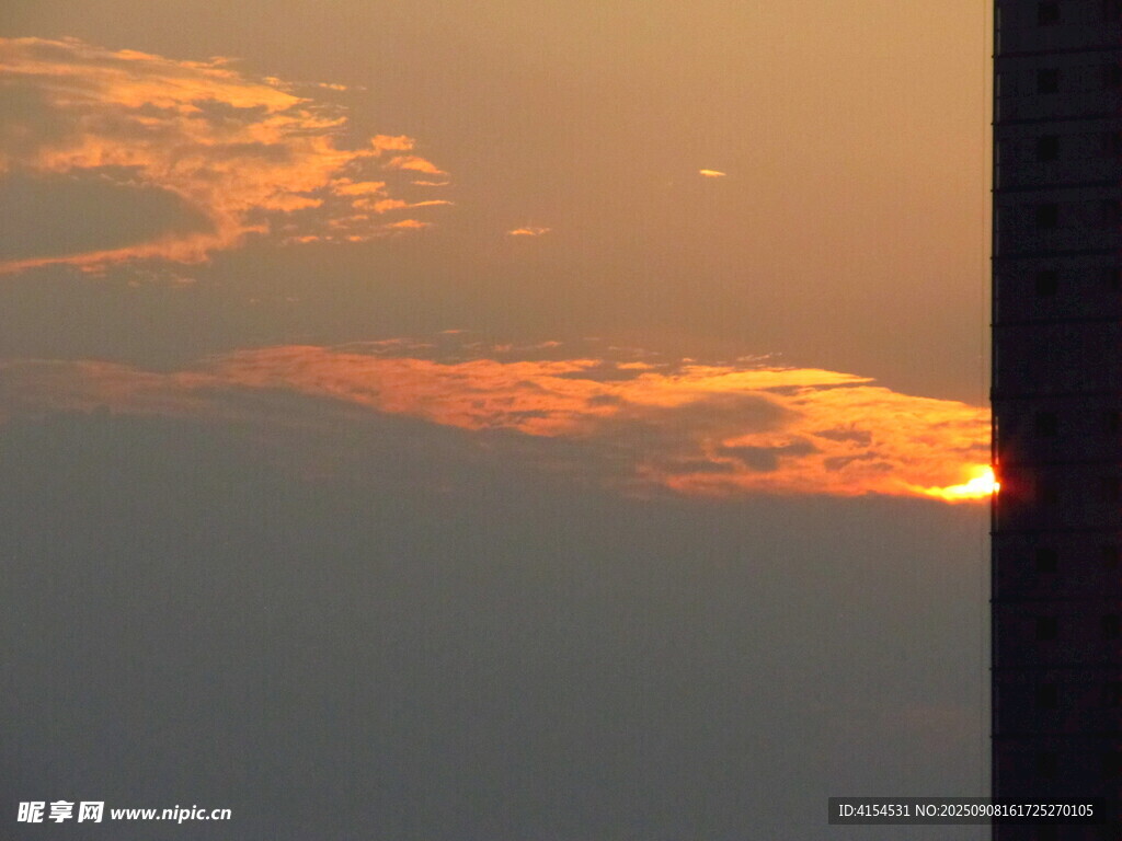 夕陽下的絢爛云彩