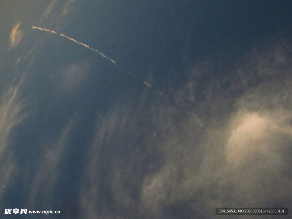 天空中的云彩與飛行軌跡尾跡云