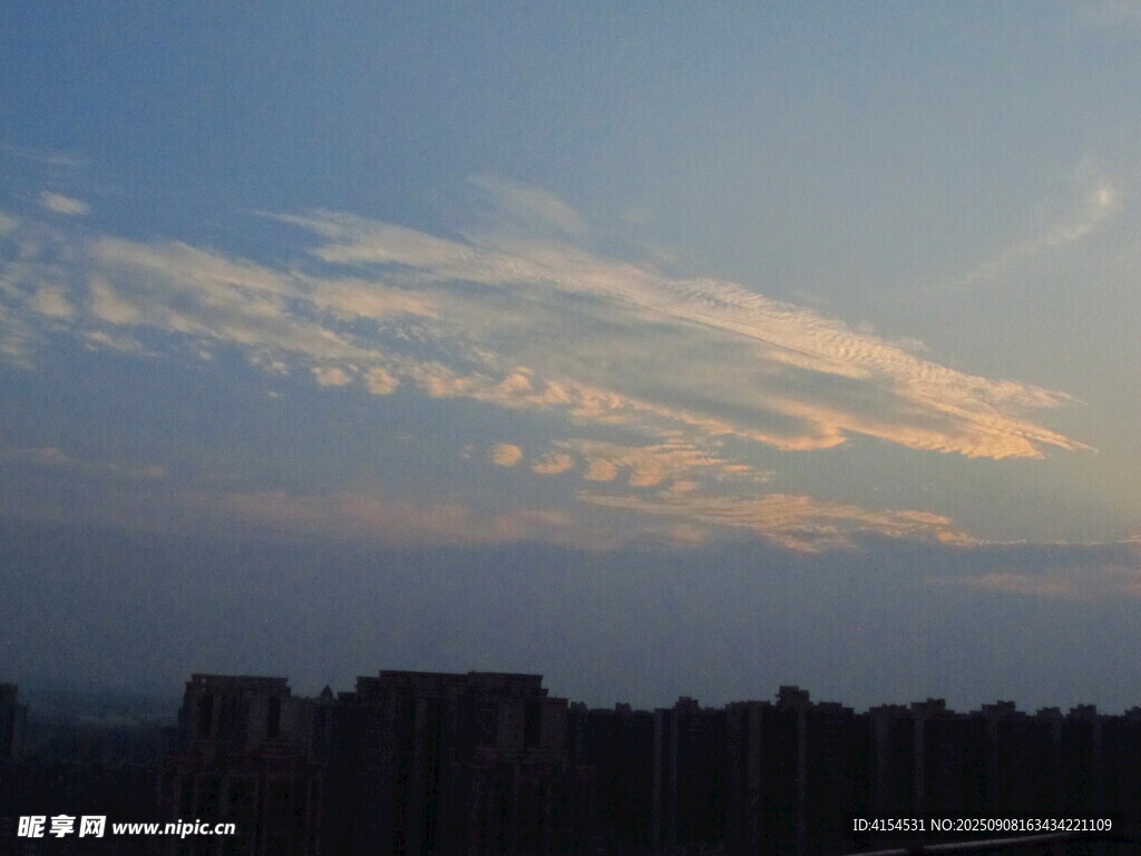 城市上空的絢麗晚霞