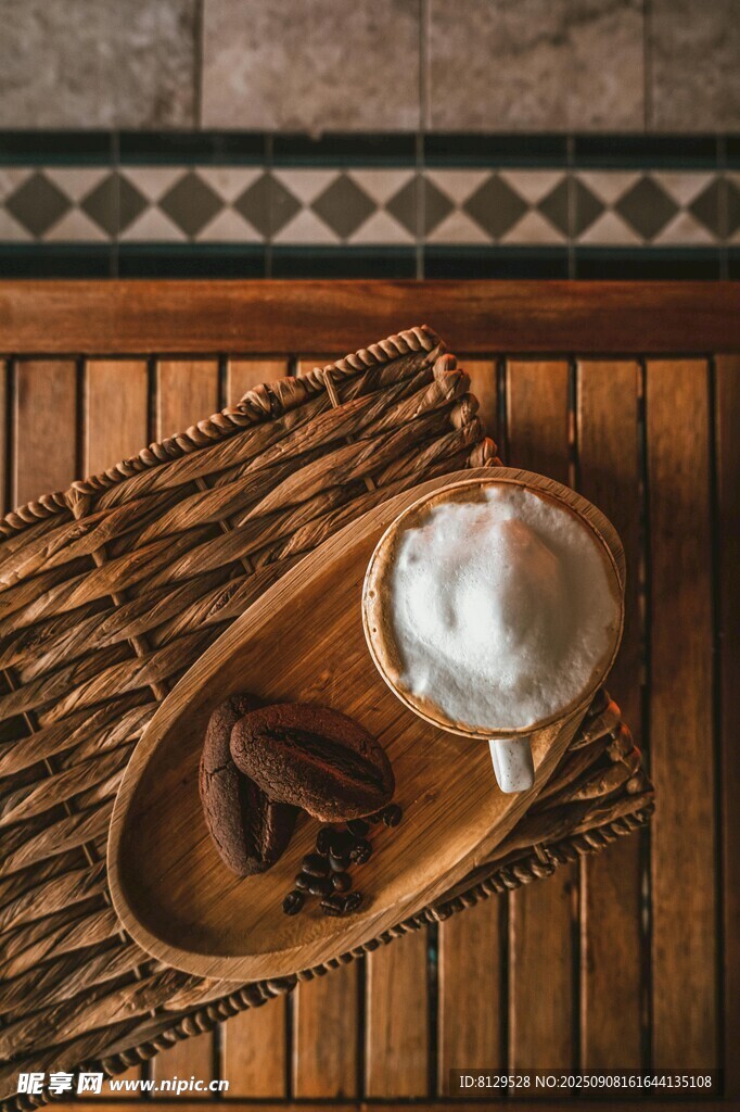 竹盤(pán)上的茶與干果
