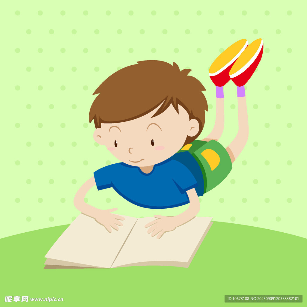男孩趴著開心閱讀書籍