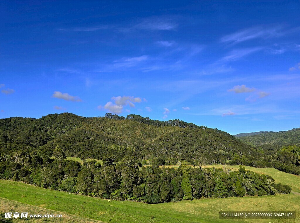 青山綠野間的藍(lán)天美景