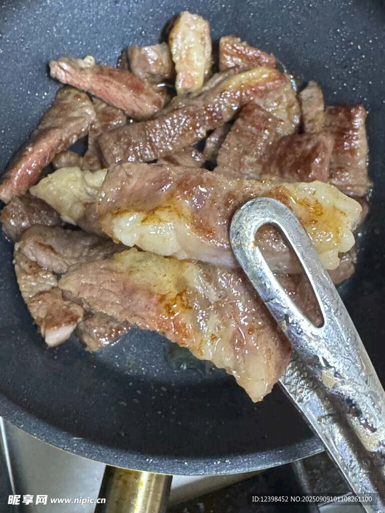 煎鍋中的美味牛肉