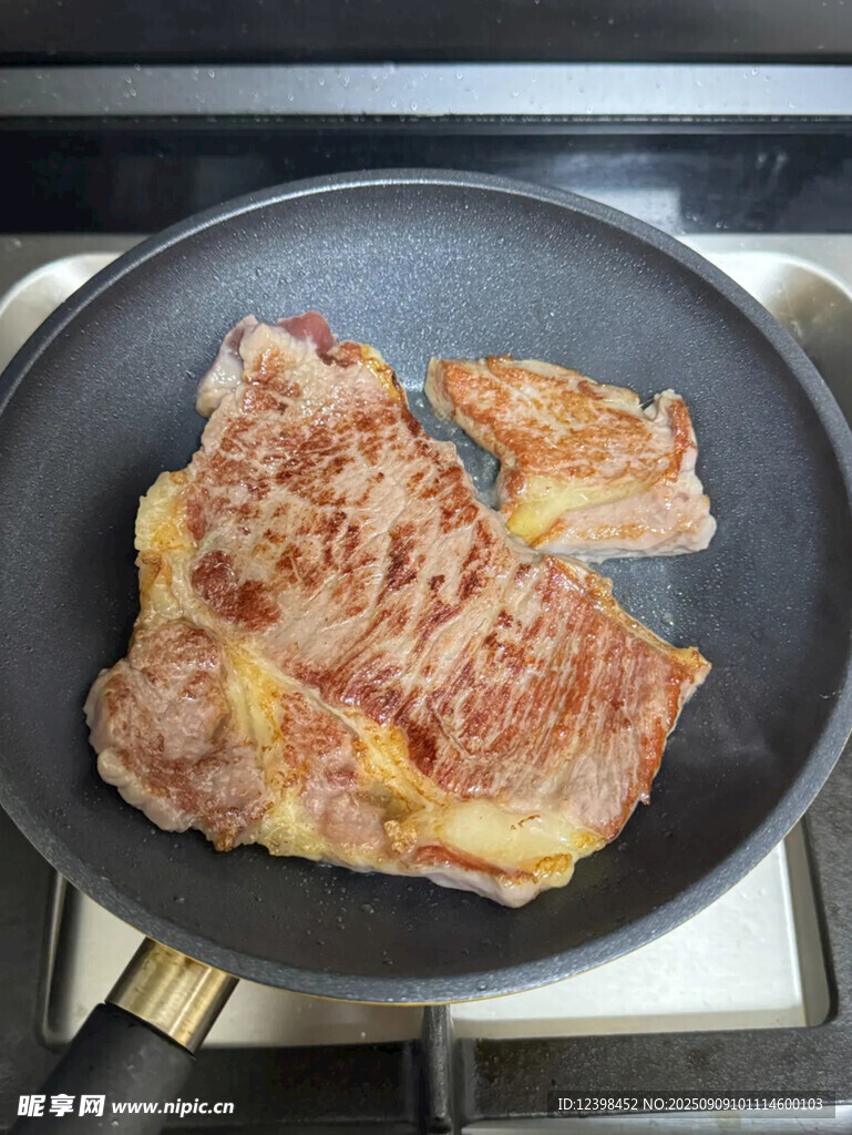 煎鍋中的美味牛排