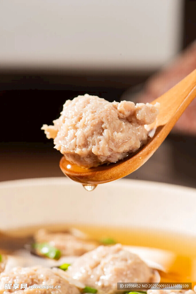 木勺舀起鮮嫩肉丸