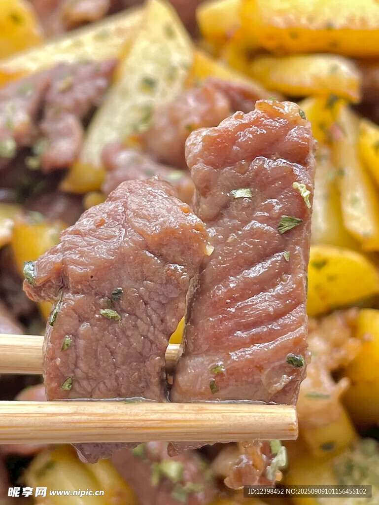 美味烤肉搭配多彩蔬菜
