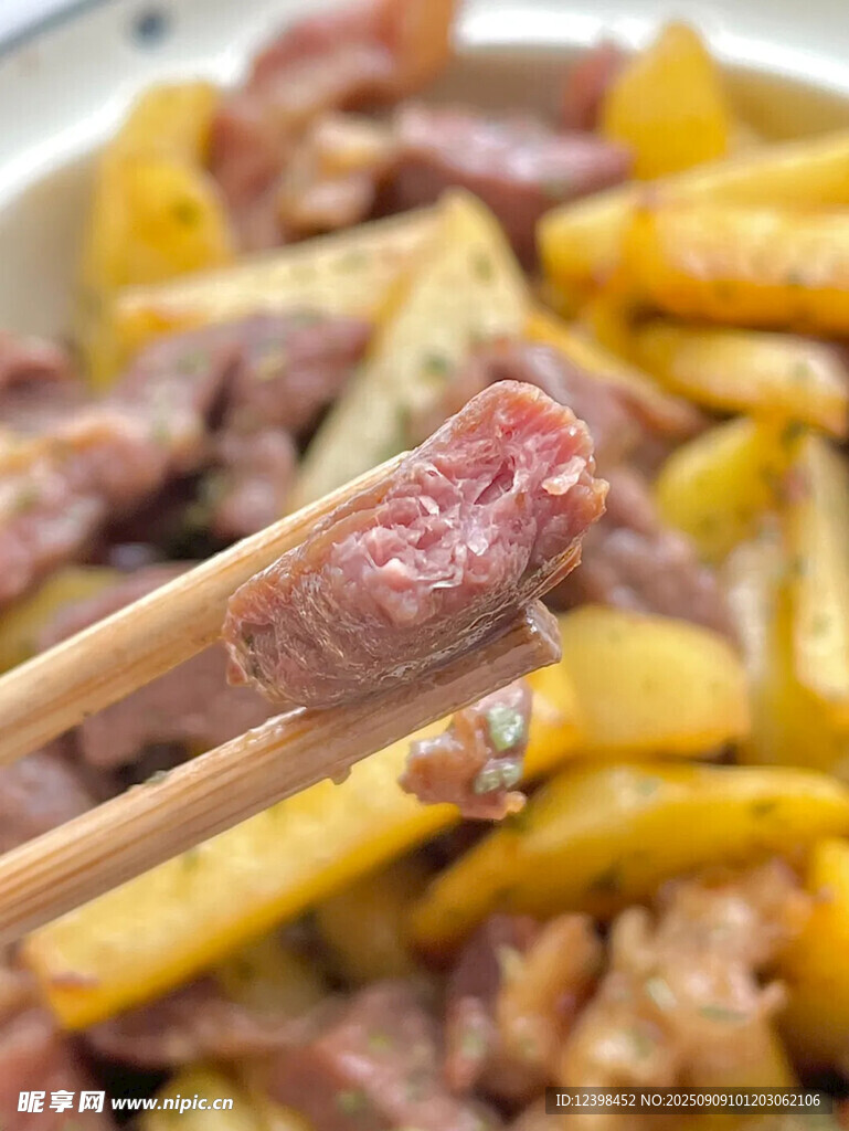 筷子夾起的美味土豆牛肉