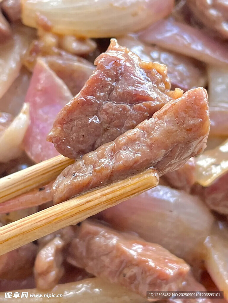 筷子夾起的美味熟牛肉