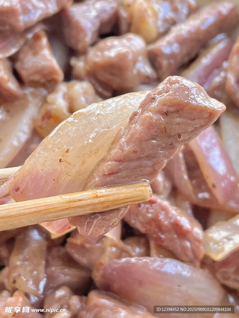 木簽串起的美味烤肉粒