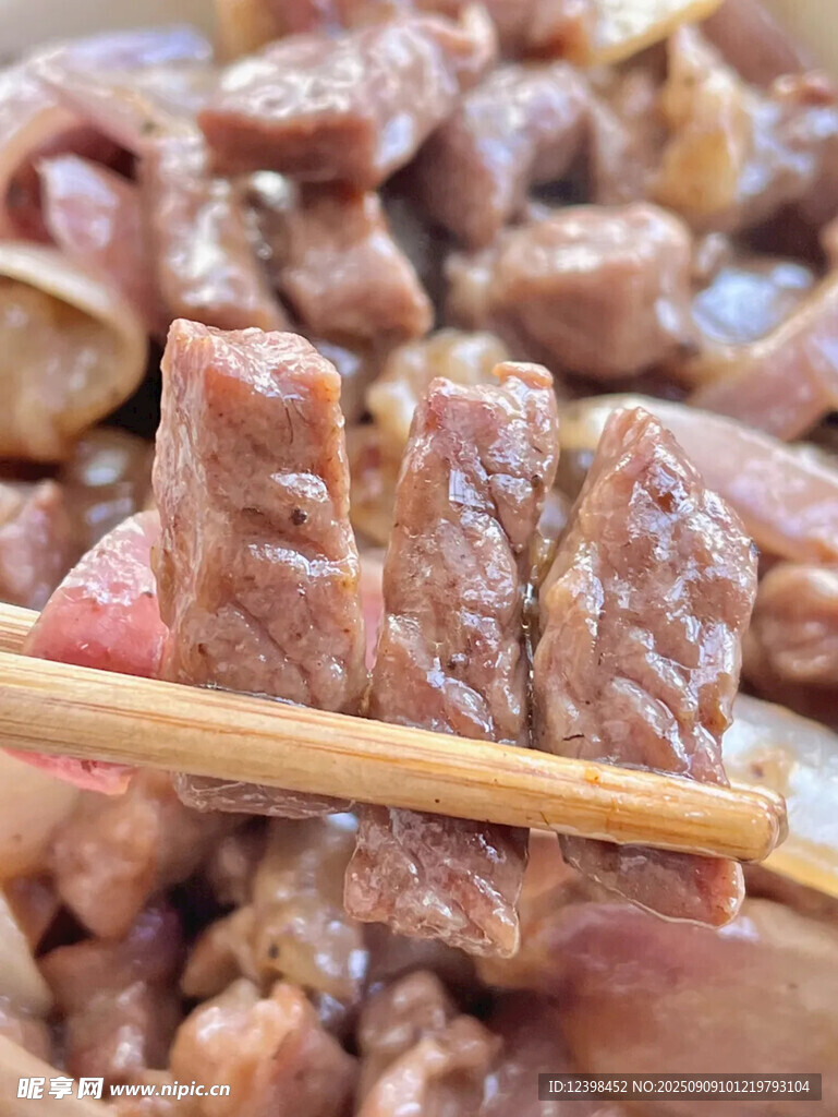 筷子夾起的鮮嫩炒牛肉