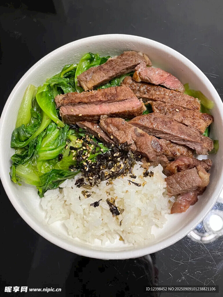 牛肉蔬菜蓋飯