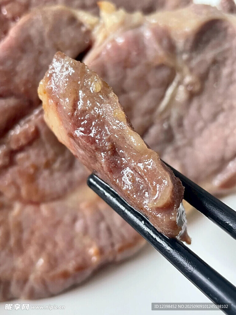 筷子夾著美味熟牛肉