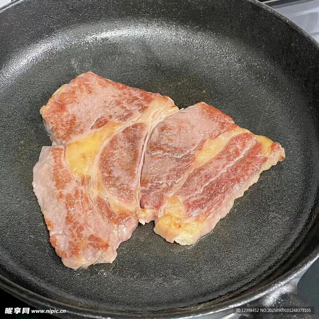 鍋中煎制的鮮嫩豬肉片