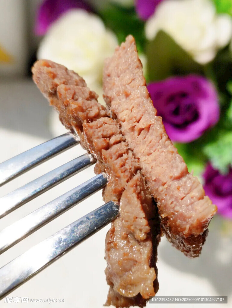 叉子上的美味烤肉