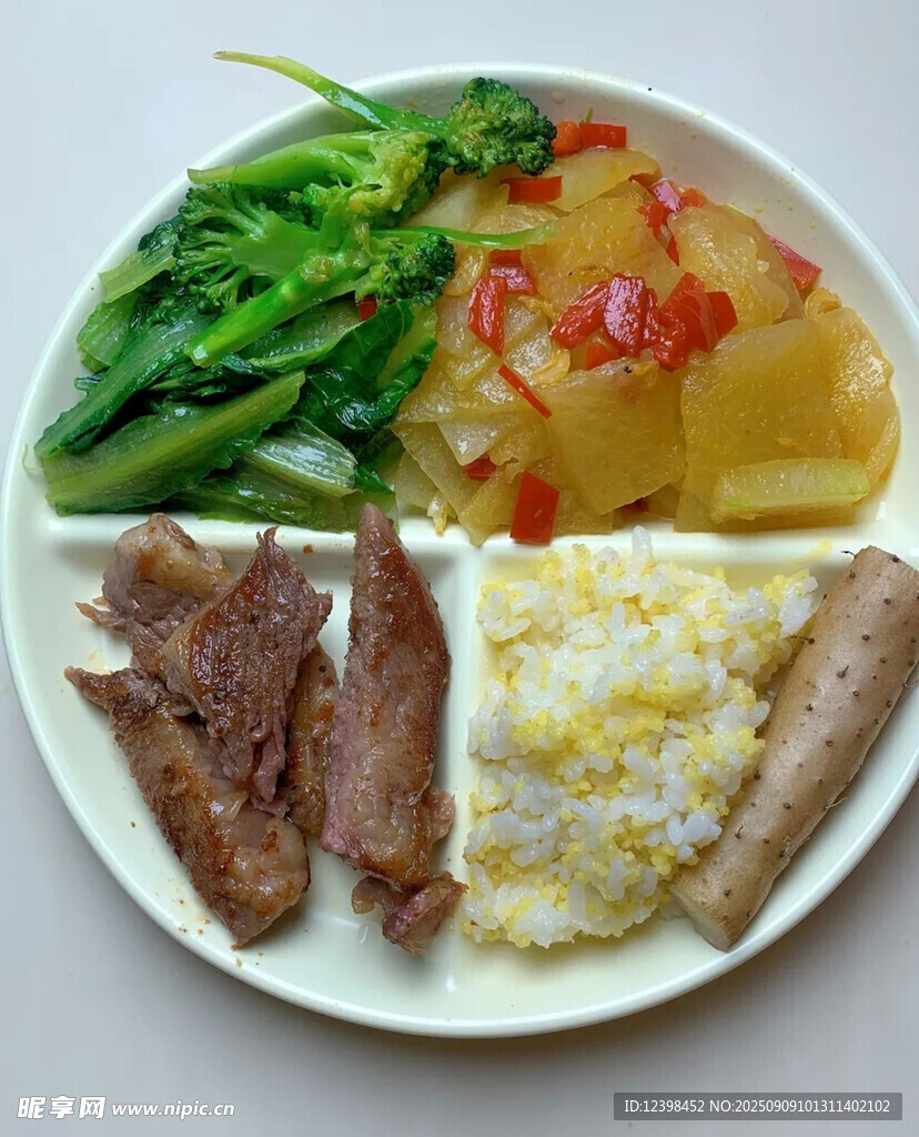 營(yíng)養(yǎng)豐富的多樣早餐拼盤(pán)
