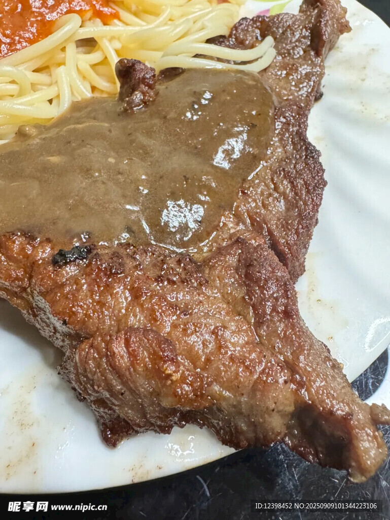 美味牛排配意面與醬汁