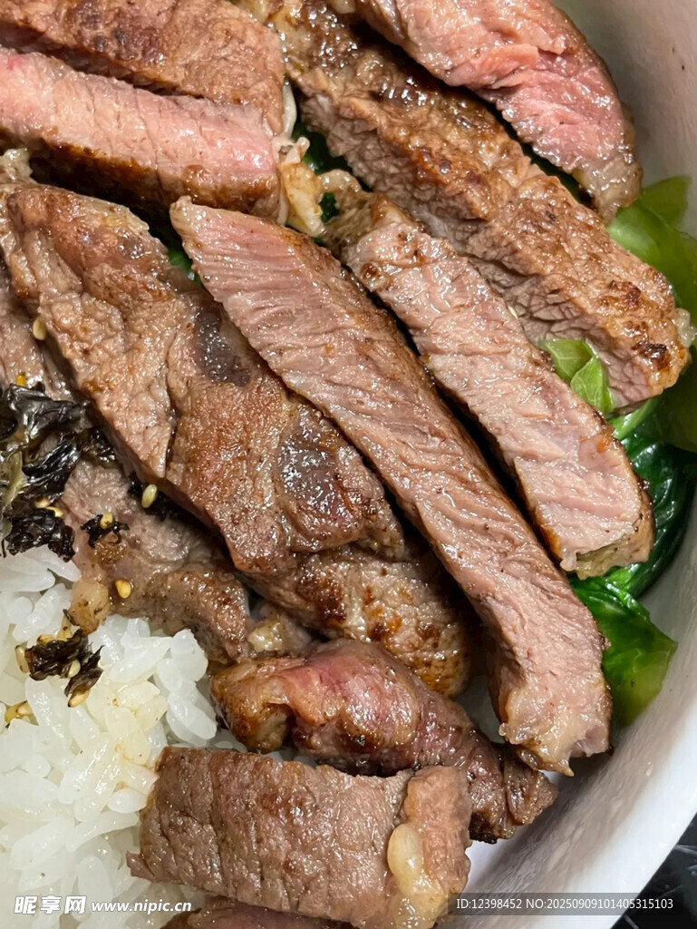 美味牛排蓋飯