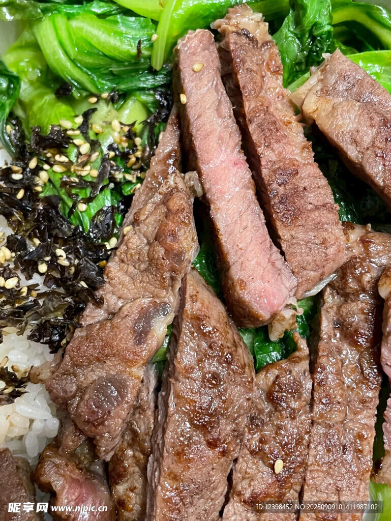 美味牛排配蔬菜