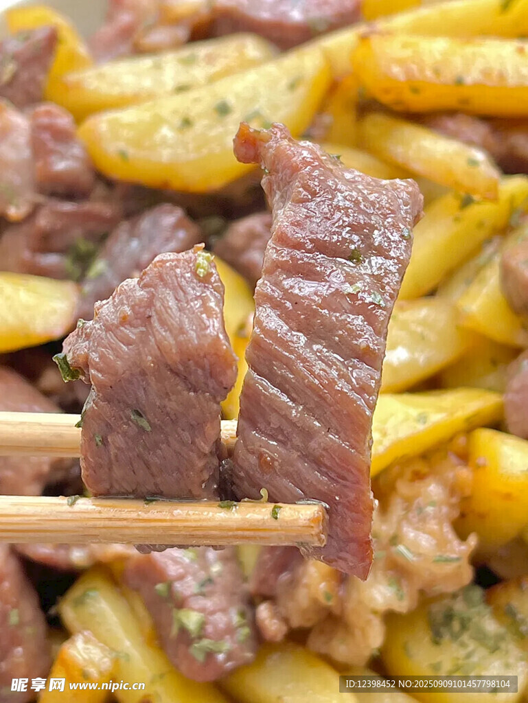 牛肉串配金黃薯?xiàng)l