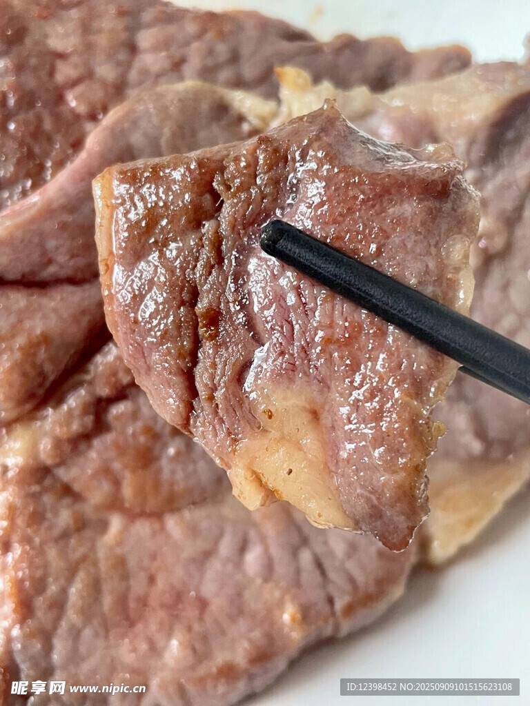 筷子夾著的美味熟牛肉