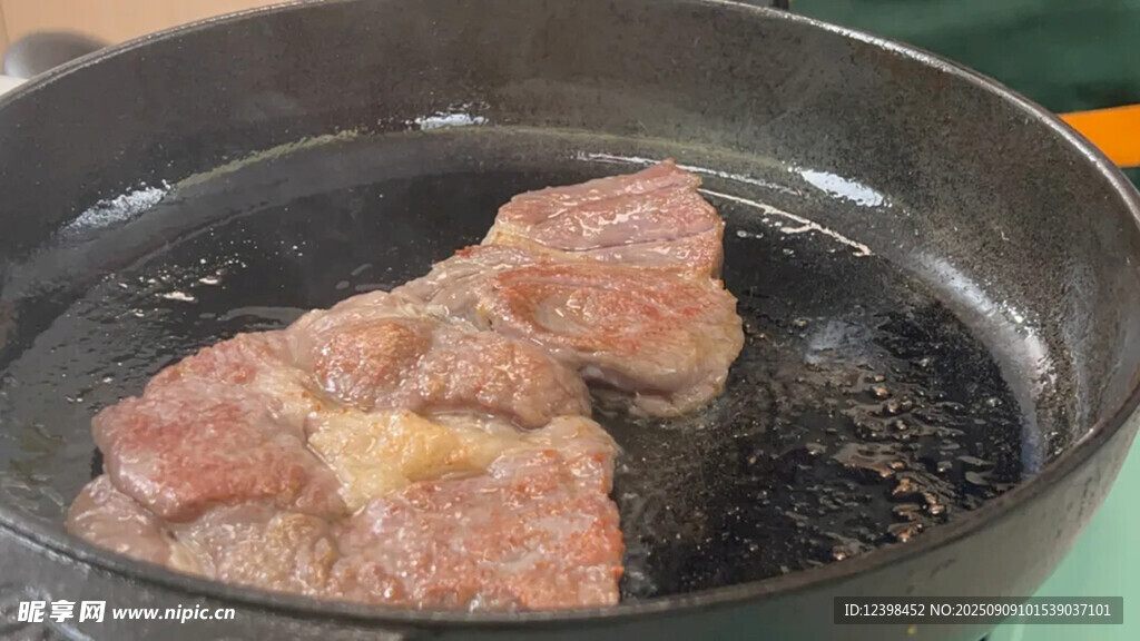 鍋中煎制的鮮嫩肉塊