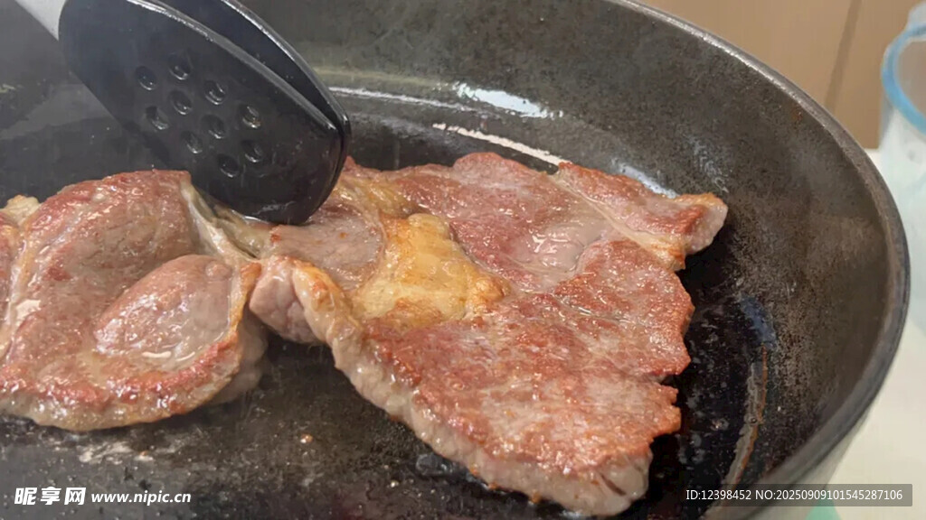 煎鍋中的鮮嫩牛排