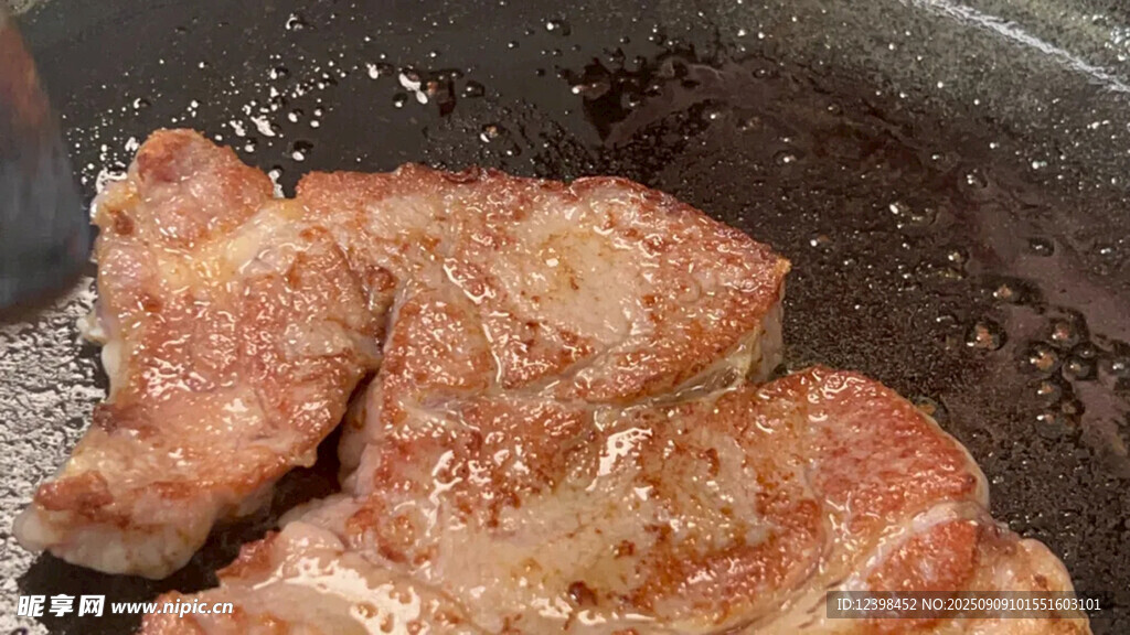 煎制中的美味鮮嫩豬排