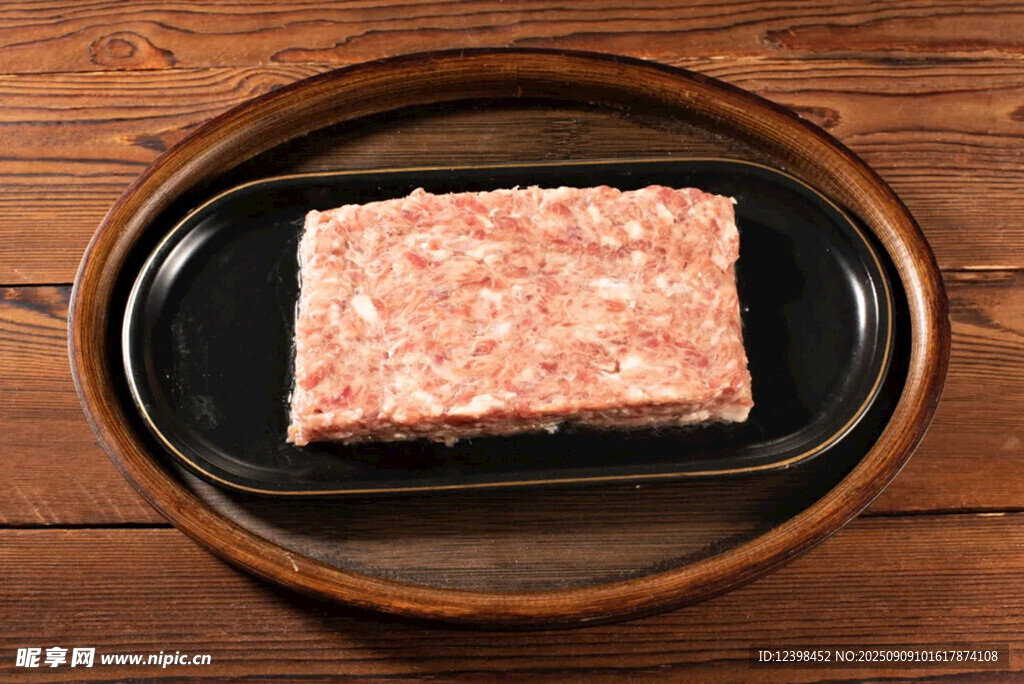 盤中新鮮肉餡