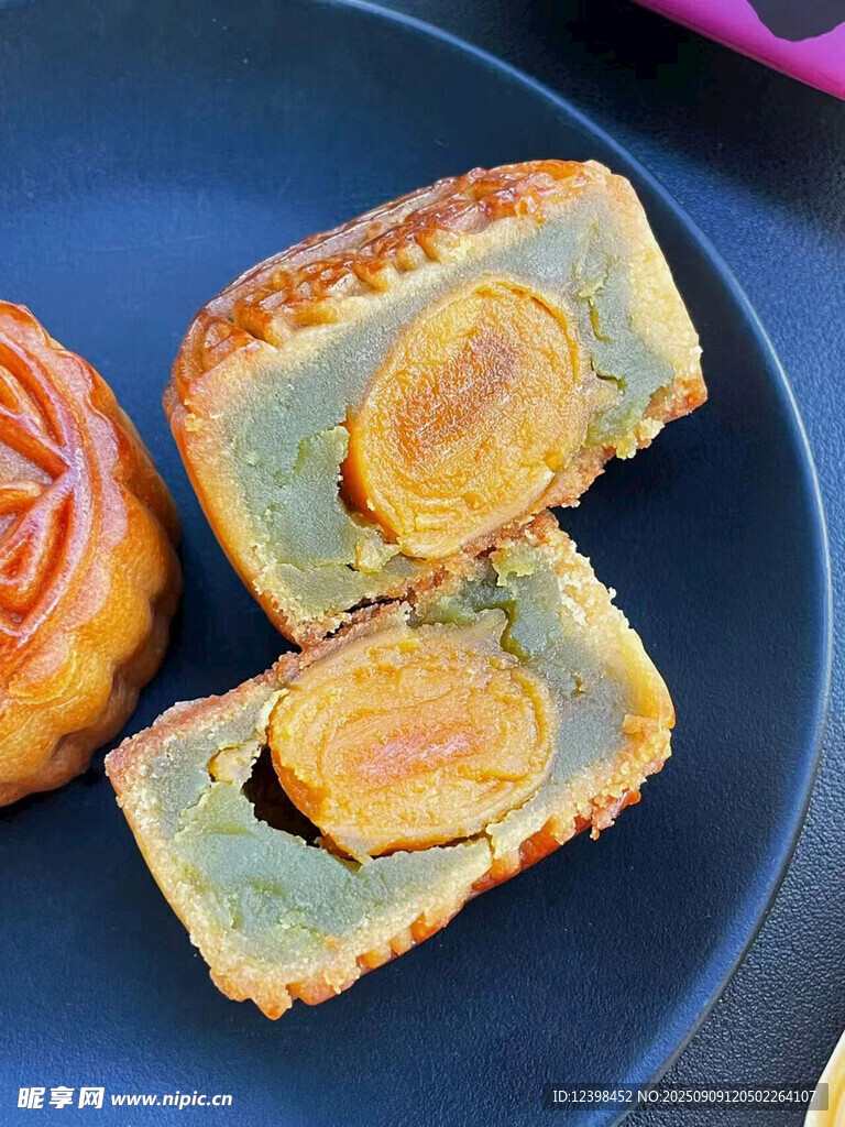 切開(kāi)的特色雙蛋黃月餅