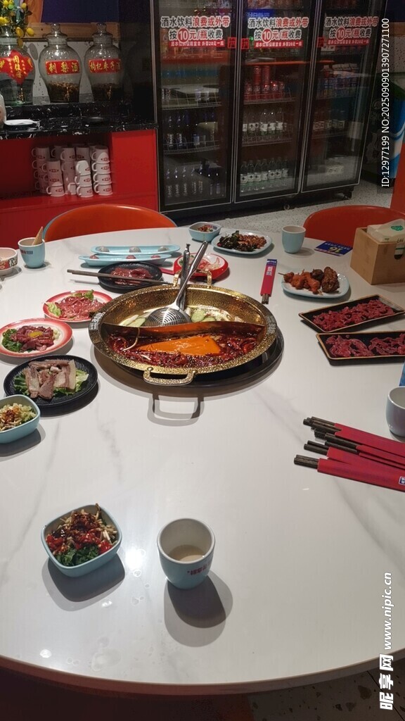 豐盛火鍋聚餐場(chǎng)景