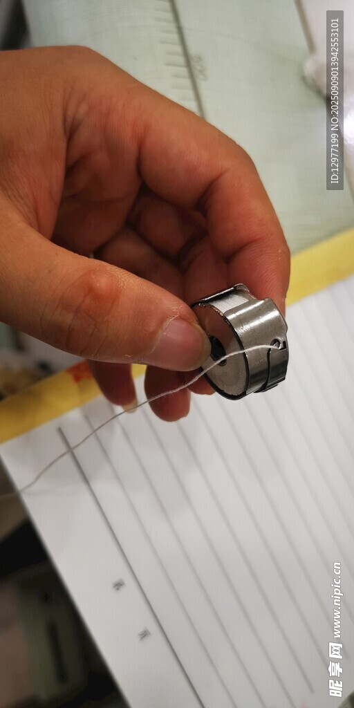 手持金屬零件特寫(xiě)