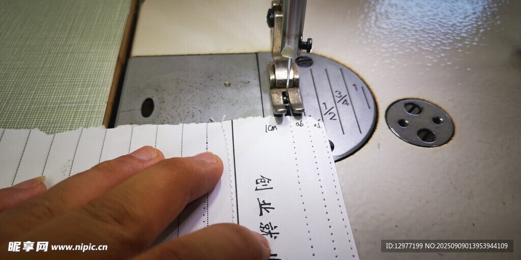 手在縫紉機(jī)上操作縫紉