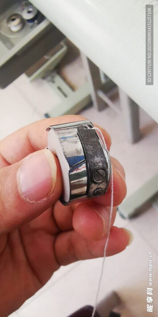 手持精密機械零件特寫
