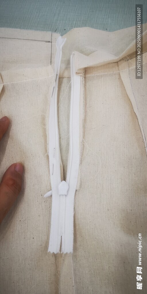 白色拉鏈特寫