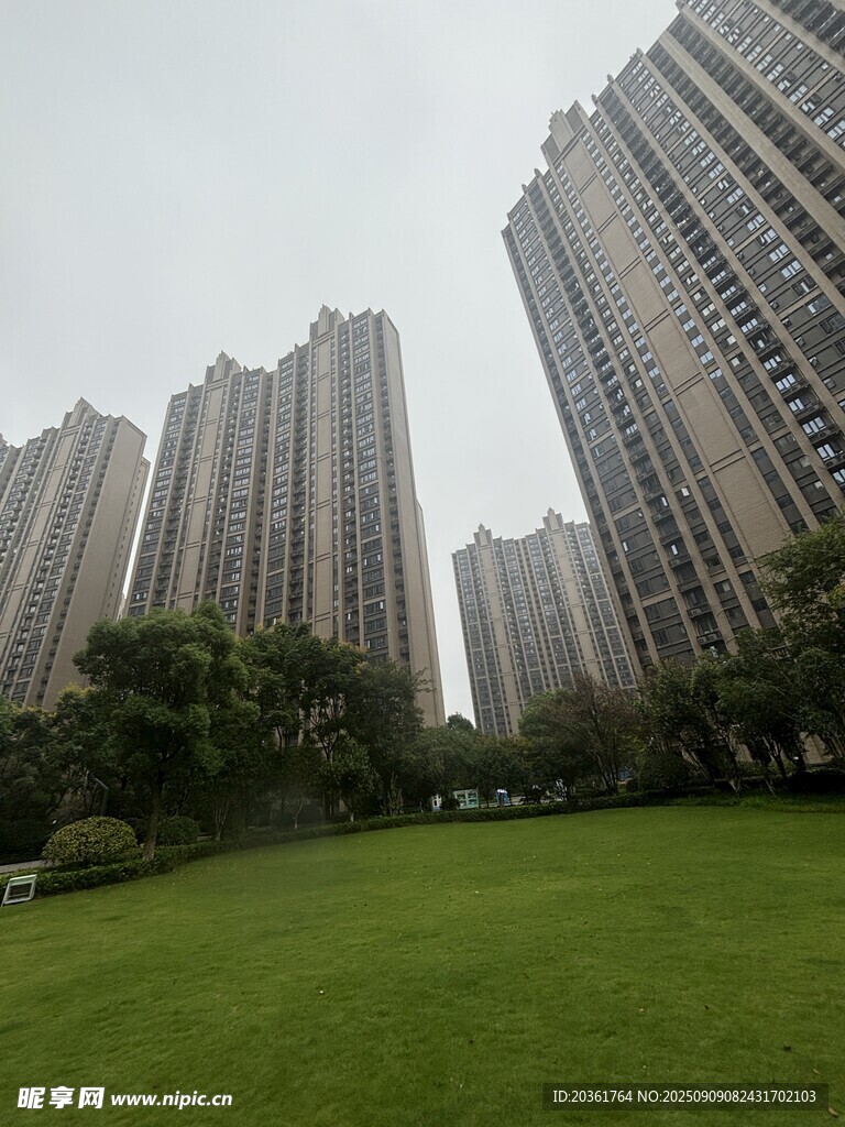 高樓前的翠綠草坪
