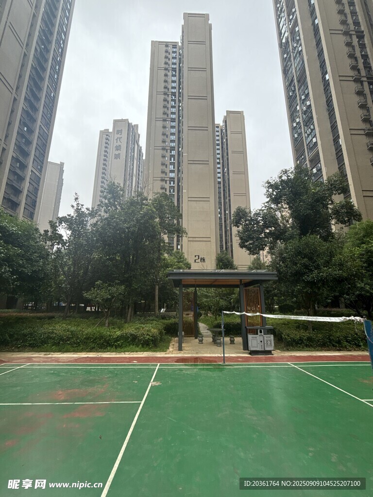 小區(qū)內(nèi)的綠色羽毛球場(chǎng)