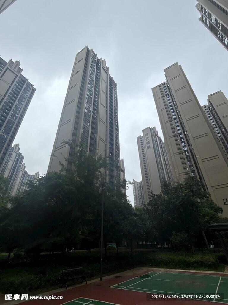 城市中的高樓與運動場地