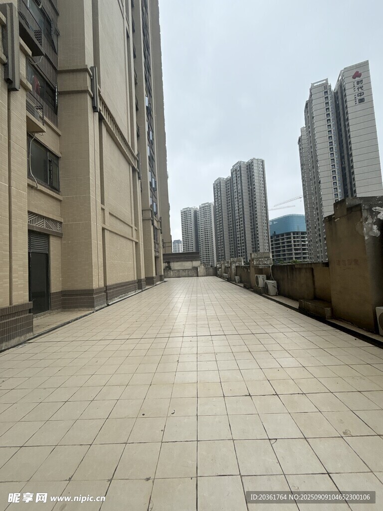 城市中寬敞的樓間步道