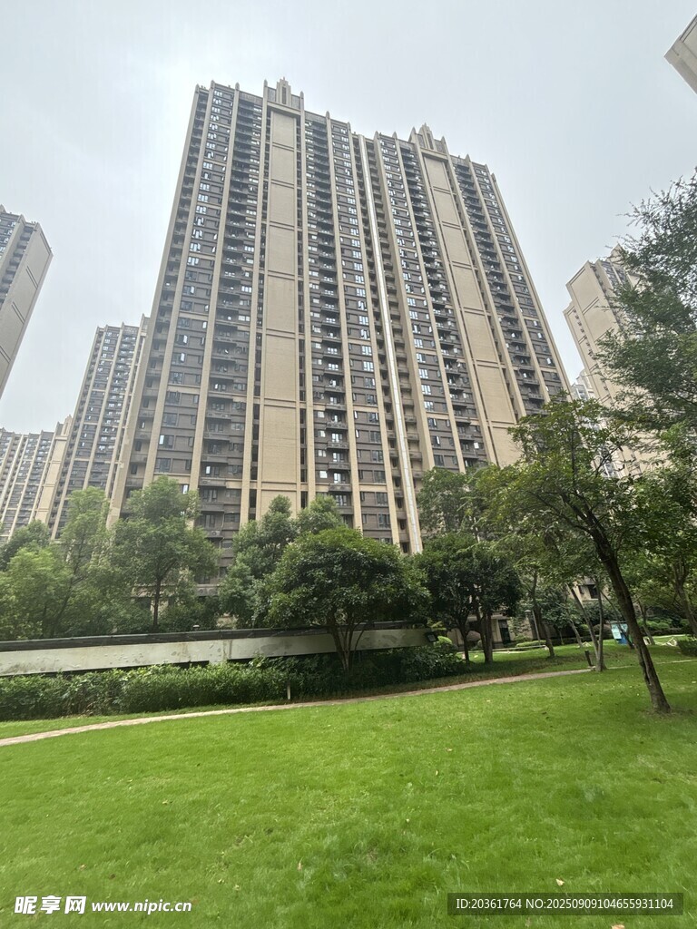 城市綠地旁的高層住宅樓