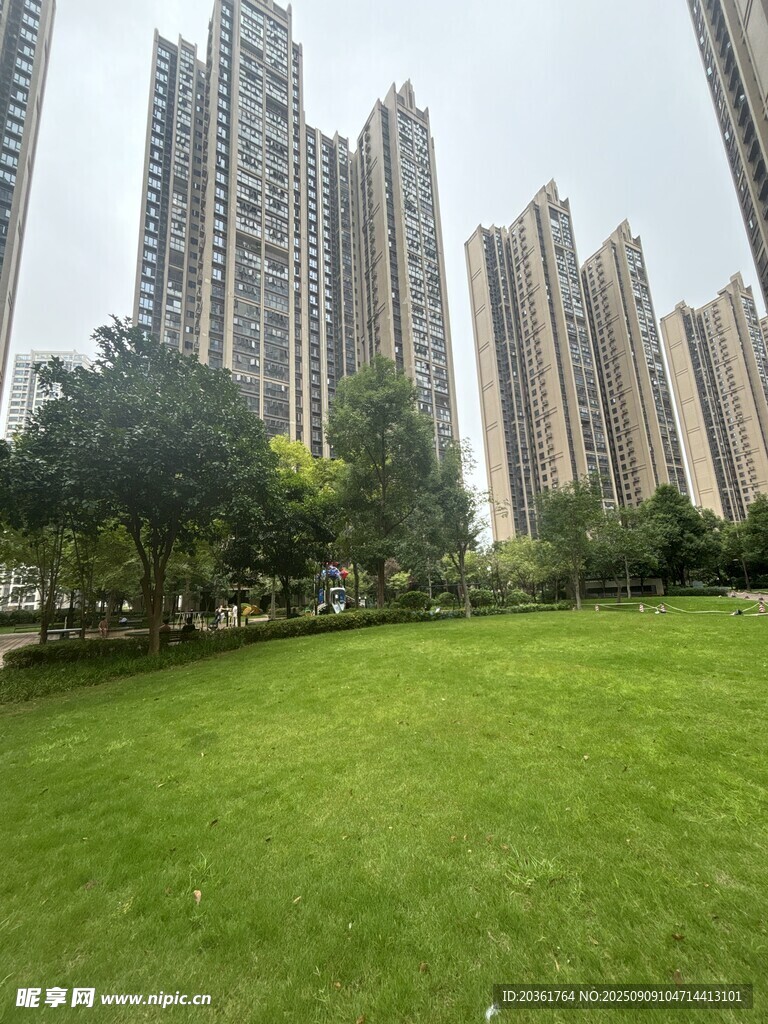 城市綠地旁的高樓景觀